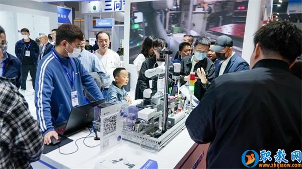 新一代工业级教研机器人 DOBOT Magician E6 闪耀高教展 新一代工业级教研机器人 DOBOT Magician E6 闪耀高教展